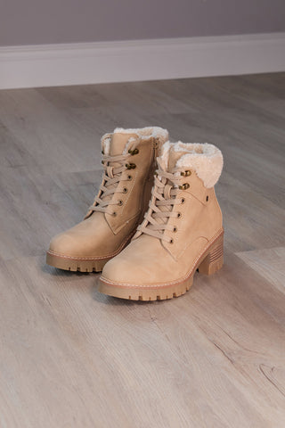 Taupefarbene Stiefel mit warmer Innenausstattung und Altemberg 5-Stollensohle