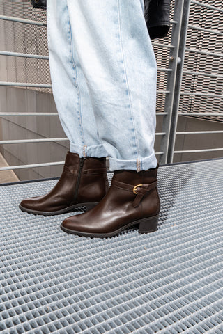 Stivaletti marroni in pelle con tacco basso Pittarello Class 852160