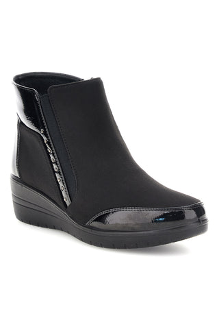 Stivaletto Nero con Inserti in Effetto Vernice e Borchie Plocadi MINA1706