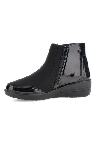 Stivaletto Nero con Inserti in Effetto Vernice e Borchie Plocadi MINA1706