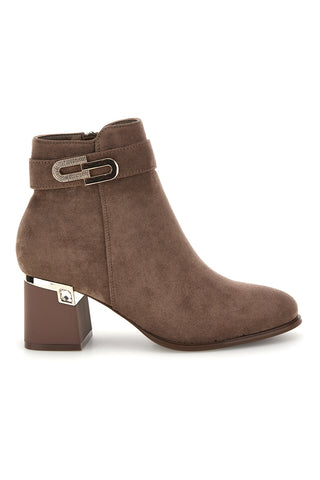 Beigefarbene Stiefeletten in Wildlederoptik mit Metallakzent – The First P741