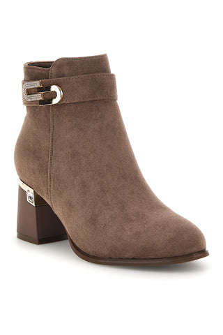 Beigefarbene Stiefeletten in Wildlederoptik mit Metallakzent – The First P741