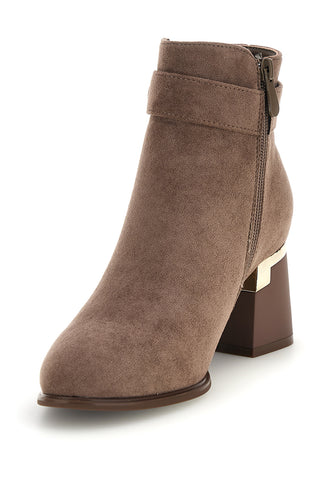 Beigefarbene Stiefeletten in Wildlederoptik mit Metallakzent – The First P741