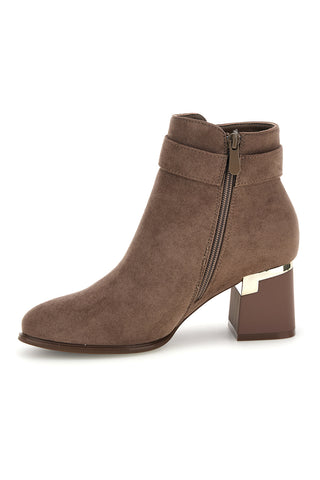 Beigefarbene Stiefeletten in Wildlederoptik mit Metallakzent – The First P741