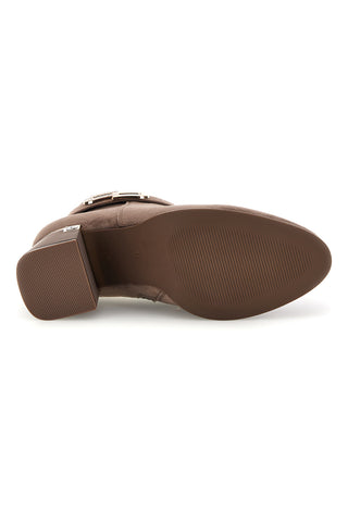 Beigefarbene Stiefeletten in Wildlederoptik mit Metallakzent – The First P741