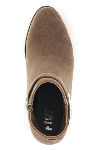 Beigefarbene Stiefeletten in Wildlederoptik mit Metallakzent – The First P741