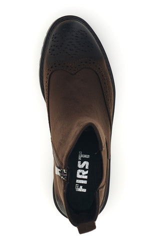 Braune Chelsea-Stiefeletten mit Brogue-Verzierung von The First P744