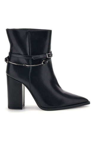 Schwarze Stiefeletten mit spitzer Zehenpartie, hohem Absatz und Riemchen in der Farbe „Cafe'“, Art.-Nr. RQ055