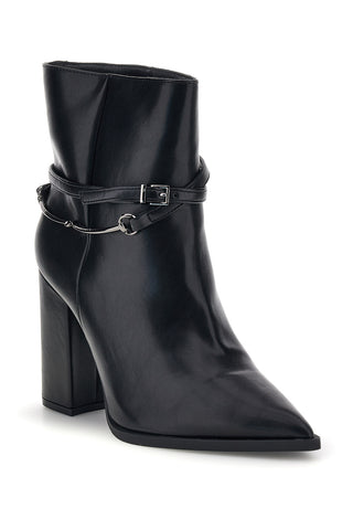 Schwarze Stiefeletten mit spitzer Zehenpartie, hohem Absatz und Riemchen in der Farbe „Cafe'“, Art.-Nr. RQ055