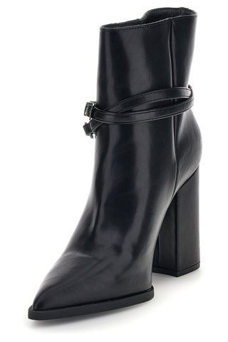 Schwarze Stiefeletten mit spitzer Zehenpartie, hohem Absatz und Riemchen in der Farbe „Cafe'“, Art.-Nr. RQ055
