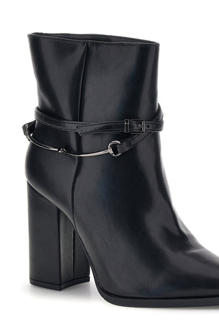 Schwarze Stiefeletten mit spitzer Zehenpartie, hohem Absatz und Riemchen in der Farbe „Cafe'“, Art.-Nr. RQ055