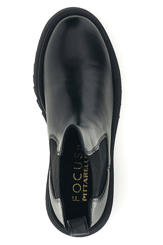Schwarze Chelsea-Stiefeletten mit seitlichen Gummizügen und Profilsohle von Pittarello Focus KI6079