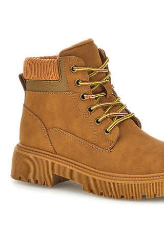 Kamelbraune Stiefeletten mit Schnürung und Profilsohle, erste Reihe GB2012