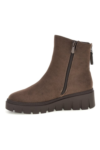 Braune Stiefeletten in Wildlederoptik mit doppeltem Reißverschluss und Profilsohle – Pittarello Capsule TW26W6253608