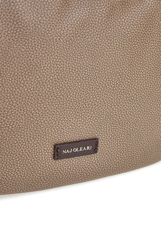 Borsa taupe con charm orsetto e zip dorate Naj-Oleari 61329/BOBA13