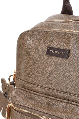 Taupefarbener Rucksack mit Teddybär-Anhänger und verstellbaren Schultergurten Naj-Oleari 61801/BOBA13