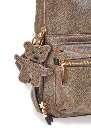Taupefarbener Rucksack mit Teddybär-Anhänger und verstellbaren Schultergurten Naj-Oleari 61801/BOBA13
