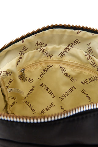 Schwarze Tasche mit mehreren Reißverschlüssen und verstellbarem Schulterriemen Me & me spa 8059