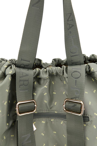 Grün gemusterte Strandtasche, die sich in einen Rucksack verwandeln lässt Naj-oleari 61988/MIAP2