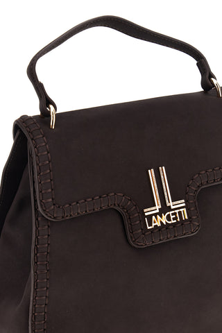 Borsa a mano marrone con patta, bordi intrecciati e logo metallico Lancetti LL26W-103-1