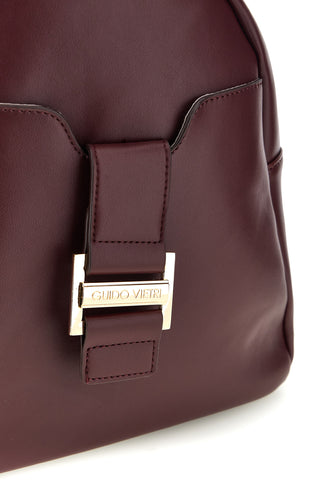 Bordeauxroter Rucksack mit Fronttasche und goldfarbener Schnalle mit Logo von Guido Vietri, K30,380,B015