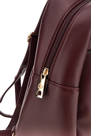 Bordeauxroter Rucksack mit Fronttasche und goldfarbener Schnalle mit Logo von Guido Vietri, K30,380,B015