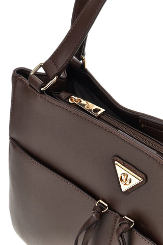 Braune Umhängetasche mit Fronttaschen und goldener Logo-Plakette von Guido Vietri, K30,377,B020
