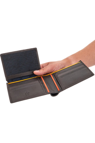 DUNKELBRAUNE GELDBÖRSE MIT FARBIGEN CHASE-Zeigerdetails