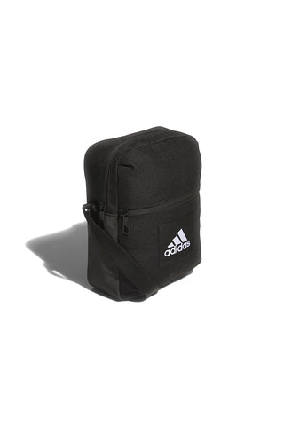Schwarze Tasche mit ihren Adidas Organizer Essentials