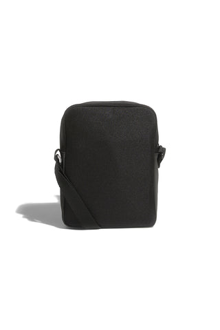 Schwarze Tasche mit ihren Adidas Organizer Essentials
