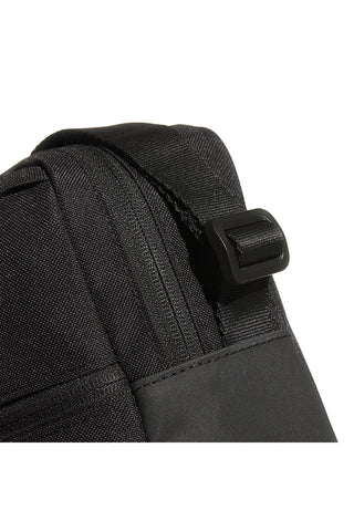 Schwarze Tasche mit ihren Adidas Organizer Essentials