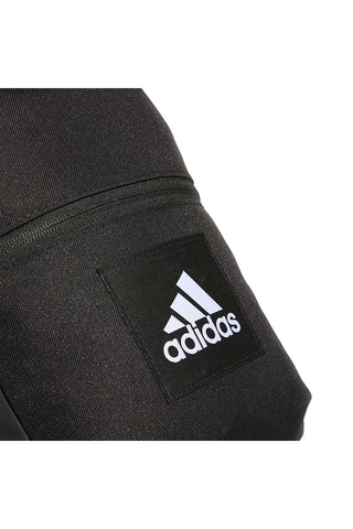 Schwarze Tasche mit ihren Adidas Organizer Essentials