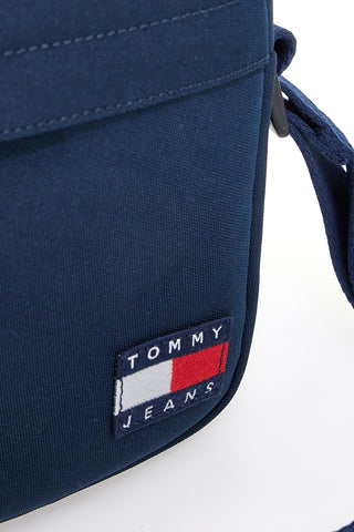 Tommy Jeans TOMMY DAILY REPORTER blaue Schultertasche mit Logo und Marken-Schulterriemen
