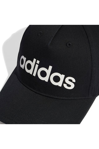 Kappe mit schwarzem Schirm und weißem ADIDAS DAILY CAP-Logo