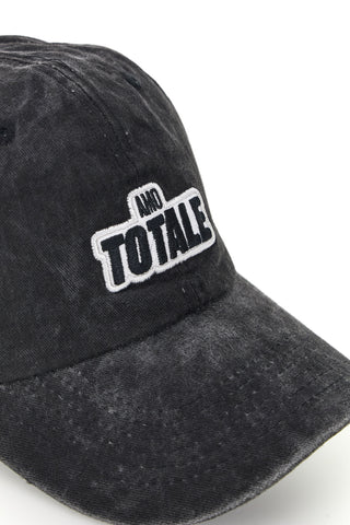 Cappellino Nero con Visiera e Scritta 