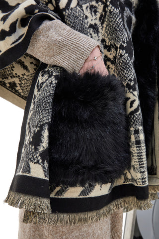 Schwarzer Cape mit Fellimitat-Einsätzen Gianmarco Venturi CLASS 63205