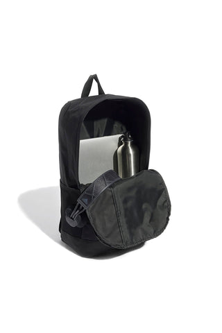 Schwarzer Adidas Linear Rucksack mit vertikalem Muster