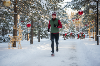 una persona che fa sport durante le festività natalizie